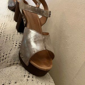 Ten Points Silver Open Toed Sandal Soft Sole Clogs